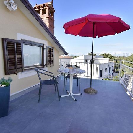 Einfache Wohnung Silva Mit Terrasse Bašanija Exteriér fotografie